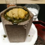 日本料理 晴山 - 鮑に雲丹　250℃に熱した器に鮑及び肝ソースを最初に入れ、それに雲丹を混ぜて食す