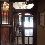 村上開新堂 - お店とカフェをつなぐ通路   モダンな雰囲気