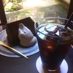 村上開新堂 - ほうじ茶のシフォンケーキとアイスコーヒー