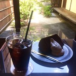村上開新堂 - ほうじ茶のシフォンケーキとアイスコーヒー