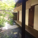 村上開新堂 - 中庭