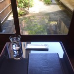 村上開新堂 - メニューと中庭