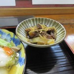 Kaku ou - 小鉢は肉じゃが、じっくり煮込まれた比較的濃い味の肉じゃがでした。