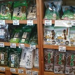 道の駅 津和野温泉 なごみの里 特産品コーナーみち草 - まめ茶がずらりと出番を待ってます！(^-^)