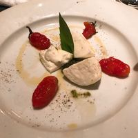 カシータ - トマトと水牛チーズカプレーゼ