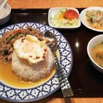 チャオタイ - ガパオ ガイ ラーカオ（挽肉のピリ辛バジル炒めとご飯）＋目玉焼き