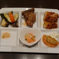 リュクス ダイニング ハプナ - ケイジャンチキン、スペアリブなど