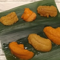 赤坂 鮨葵 - オレンジ色のはバフンウニ、緑がかったのはムラサキウニ