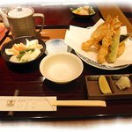 Tempura Hisago - 天ぷら定食の天ぷらとサラダ