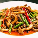 Stir-fried beef hachinosu with laoganma sauce/stir-fried shredded beef and green pepper