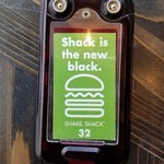 Shake Shack - 席で待ってるとベルが鳴りバーガーを取りに行く。あれ？でも受け取り場所から席の荷物が見えないから心配。そう、このお店は作りに問題あり(笑)。一人で入ると困る店だ～(涙)