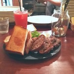 パーラー江古田 - トーストセットにブラッドオレンジジュース。20180907　スライスパンは、雑穀パン・くるみパン・いちじくクルミ各2カット。コーヒーも良いけど、ブラッドオレンジジュースもおいしかったです。(≧▽≦)