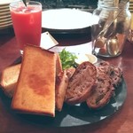 パーラー江古田 - トーストセットにブラッドオレンジジュース。20180907　スライスパンは、雑穀パン・くるみパン・いちじくクルミ各2カット。コーヒーも良いけど、ブラッドオレンジジュースもおいしかったです。(≧▽≦)