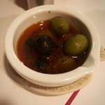 お通しのオリーブ。