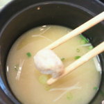 マグロのマルジン - 丼に付いてるお味噌汁～♪お魚のお団子入りです