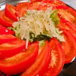 Okinawa Izakaya Paradaisu - リコピン万歳‼酵素も一緒に取れちゃいます
      丸ごとトマトと青パパイヤのサラダ