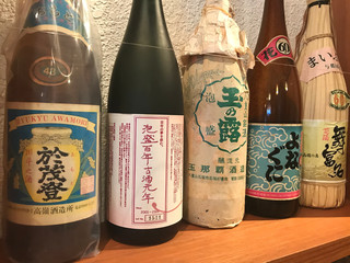 辺銀食堂 - 数十年物の八重山の古酒たち