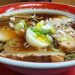 美華飯店 - チャーシューメンを手前から