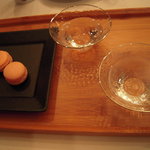 メゾン・ド・タカ芦屋 - さくらのマカロンと日本酒