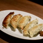 餃子とスパークリング バブルス - 焼き餃子