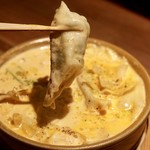 餃子とスパークリング バブルス - エビ餃子リフト