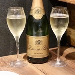 餃子とスパークリング バブルス - デュック・ド・パリ・ブリュット