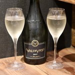 餃子とスパークリング バブルス - バルディビエソ リミテッド ブリュット