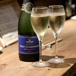 餃子とスパークリング バブルス - カビッキオーリ ピノ シャルドネ