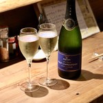 餃子とスパークリング バブルス - カビッキオーリ ピノ シャルドネ