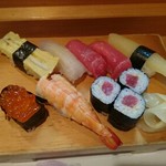 Aduma Sushi - 特上握り1600円（税別）