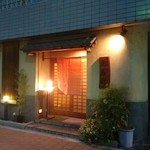 Aduma Sushi - 夕暮れの店構え