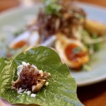 酒とタイ料理 ピッサヌローク - ミャンカム（コショウの葉の前菜）