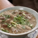 酒とタイ料理 ピッサヌローク - トムセップ（タイ東北豚ナンコツとモツのスープ）