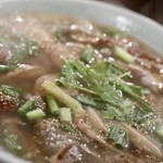 酒とタイ料理 ピッサヌローク - トムセップ（タイ東北豚ナンコツとモツのスープ）