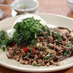 酒とタイ料理 ピッサヌローク - ピータン入りガパオライス