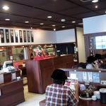 久留米ラーメン清陽軒 - 店内は仕切り付き対面ｶｳﾝﾀｰ、ﾃｰﾌﾞﾙ席、小上がりの座敷の構成。