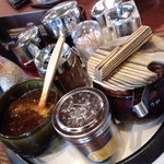 久留米ラーメン清陽軒 - 紅ｼｮｳｶﾞ、醤油ﾆﾝﾆｸ、擂りｺﾞﾏ、ｺｼｮｳ、焦がし唐辛子ﾍﾟｰｽﾄ、ﾗｰ油