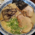 屋台仕込みラーメン ５００円 背脂を揚げたｶﾘｶﾘが乗ってます。