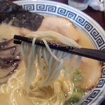 中細麺ｽﾄﾚｰﾄ、断面はｴｯｼﾞを残したｽｸｴｱ形で、加水率は低めだ