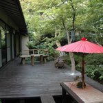 旅荘小松別荘 - この左側がお食事処。お庭を見ながら頂きます