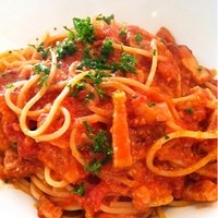ビストロケンヂ - ベーコンのトマトソース 鷹の爪が効いてます！
