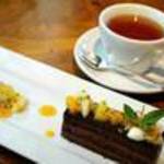 ポアジェ - お友達のデザート　マンゴーとパッションのガナッシュをサンドしたチョコレートケーキ