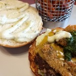 Buns Burger Bar - 肉厚で旨味の濃いポートベロ―マッシュルームのフライと肉々しいパティ、華やかなバジルペーストとマヨネーズも合う！