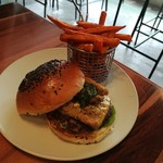 Buns Burger Bar - じゃが芋からさつま芋にRM2.50でポテトを変更、表面はカリカリ、中はまろやかなさつま芋の甘味でハマる！