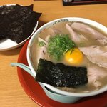 純豚骨ラーメン鶯 - 肉月見ラーメンとトッピング有明海苔
