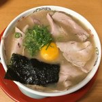 純豚骨ラーメン鶯 - 肉月見ラーメン