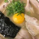 純豚骨ラーメン鶯 - 肉月見ラーメン