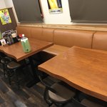 純豚骨ラーメン鶯 - テーブル席