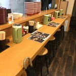 純豚骨ラーメン鶯 - カウンター席