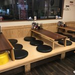 純豚骨ラーメン鶯 - 小上がり席